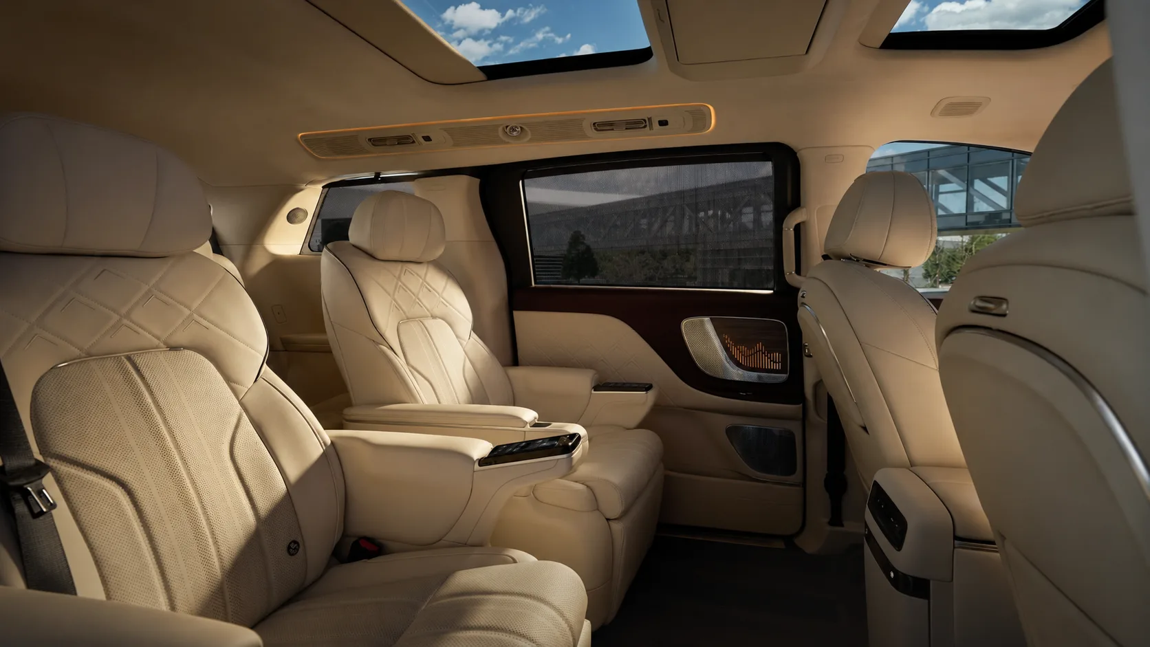 VOYAH Dream — Luxury 7-Seat Plug-In Hybrid MPV, photo 4 of 6